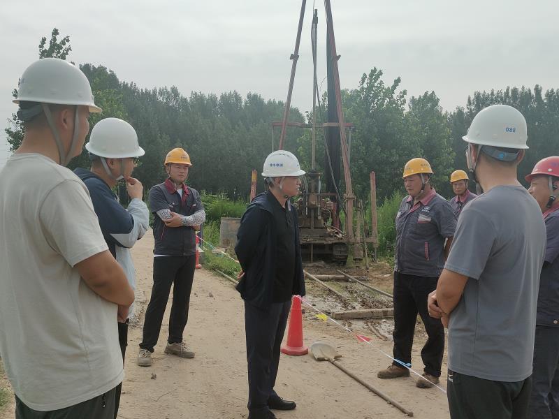 總經理來光一行深入勘測現場檢查安全生產工作